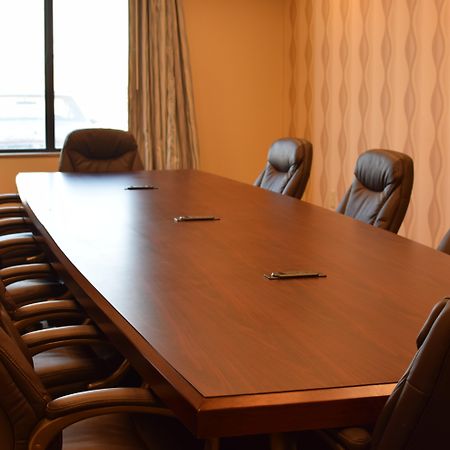Holiday Inn Express Pratt By Ihg Екстер'єр фото