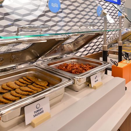 Holiday Inn Express Pratt By Ihg Екстер'єр фото
