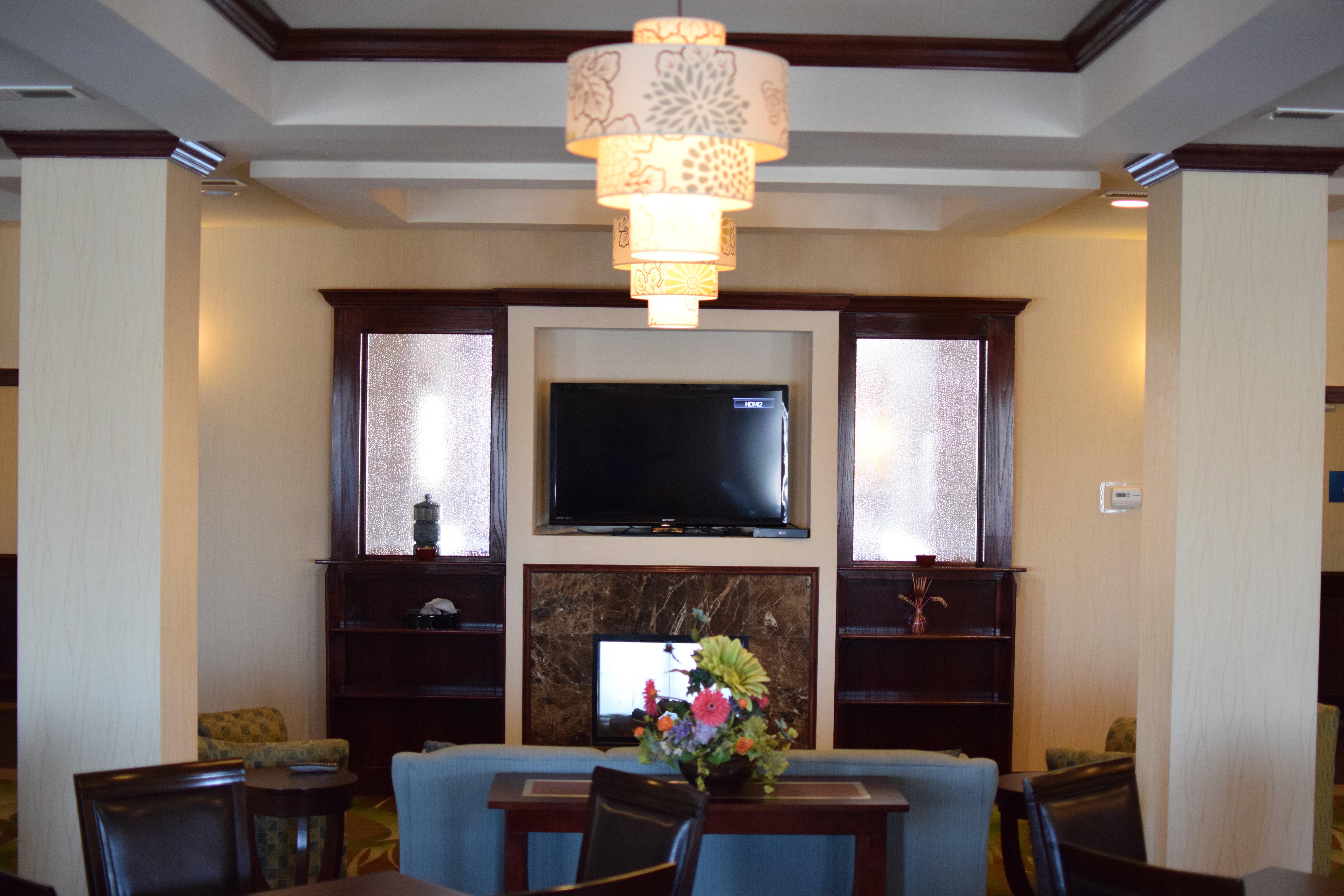 Holiday Inn Express Pratt By Ihg Екстер'єр фото