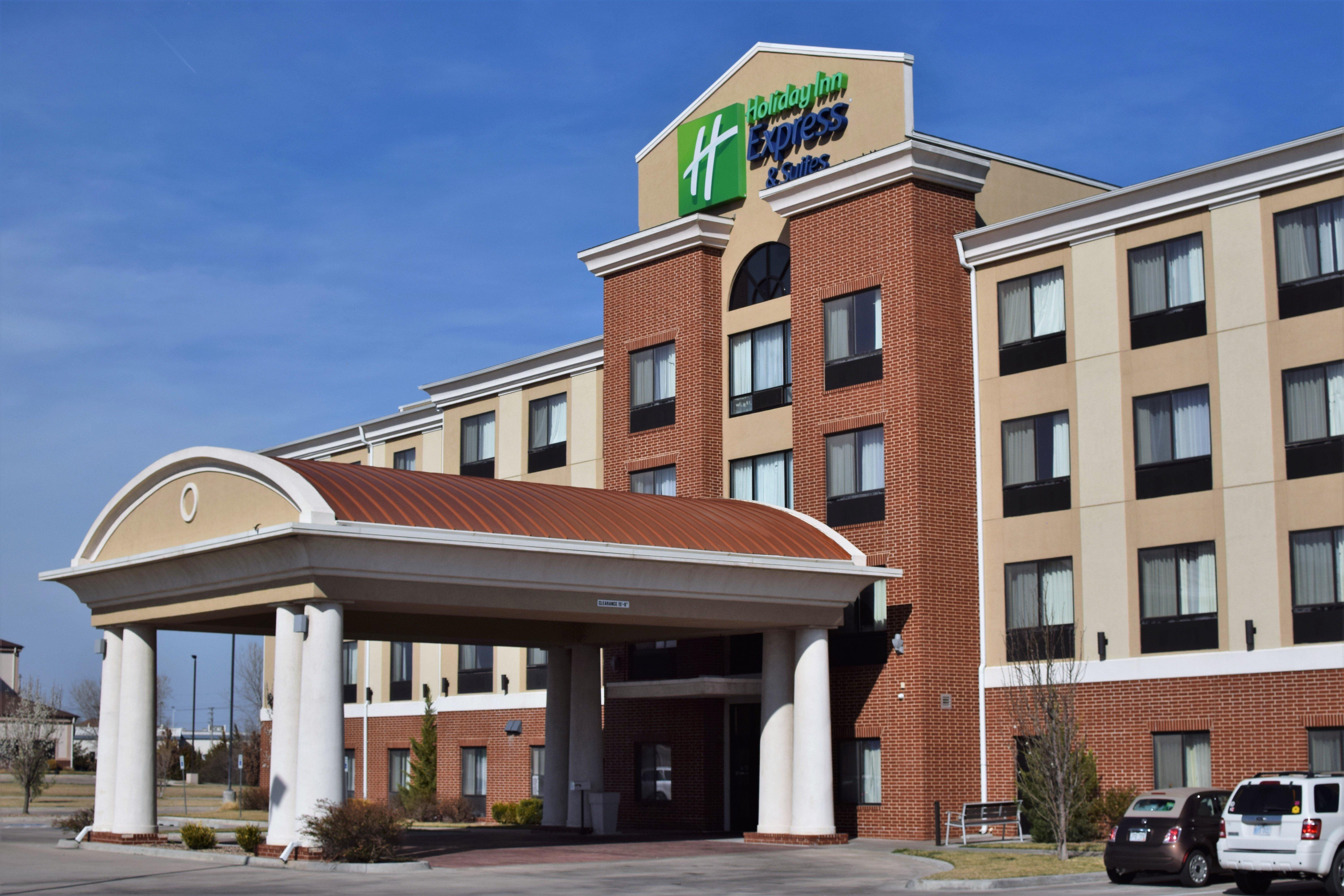 Holiday Inn Express Pratt By Ihg Екстер'єр фото