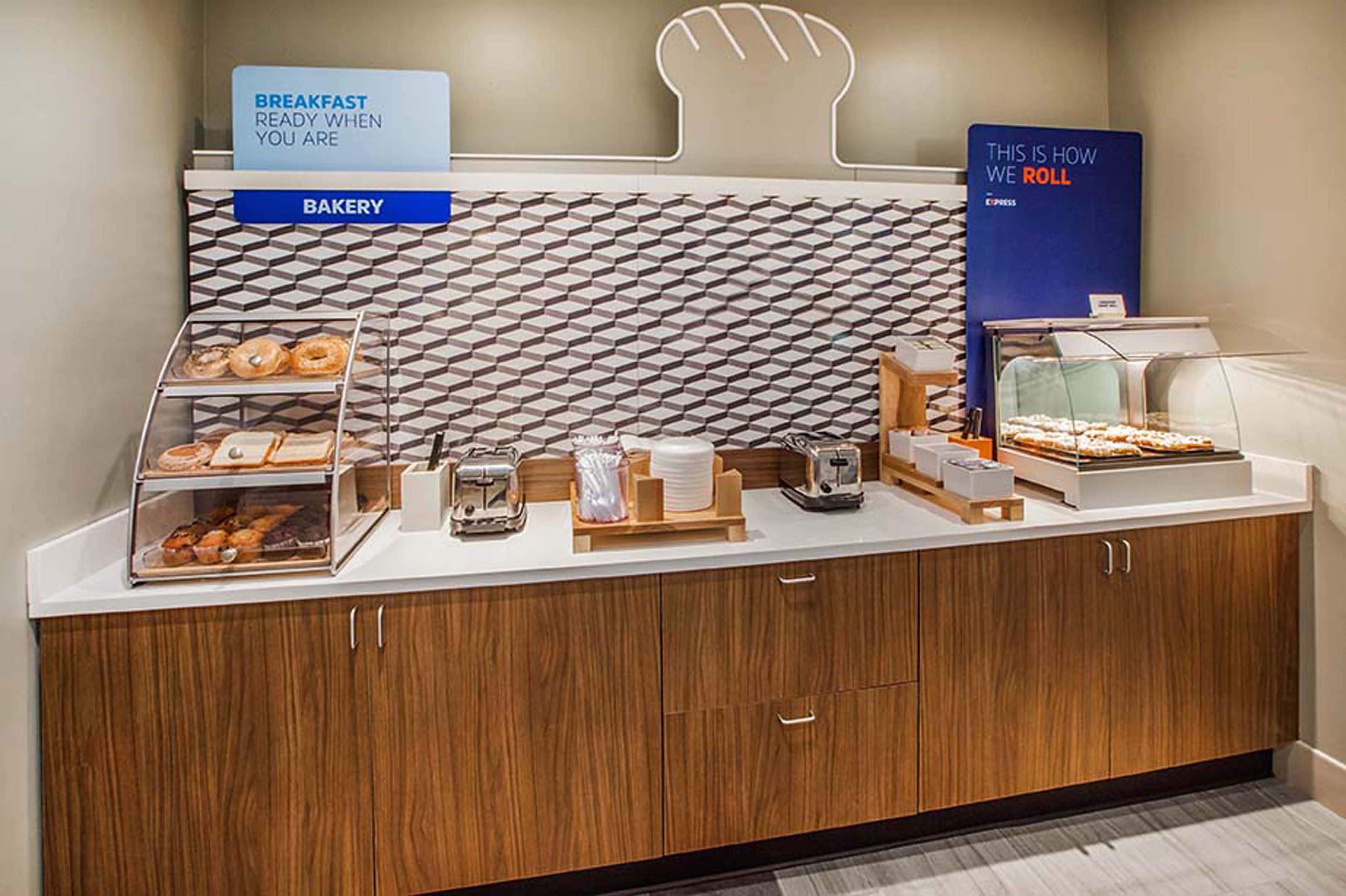 Holiday Inn Express Pratt By Ihg Екстер'єр фото
