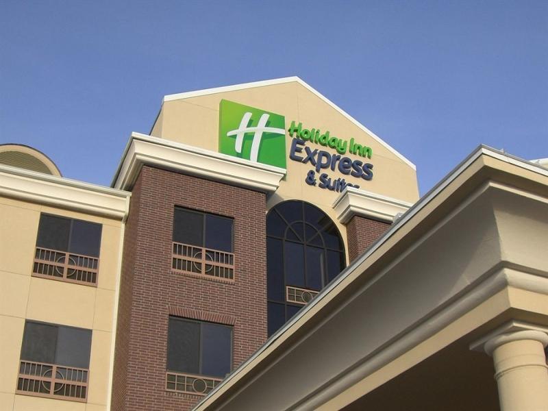 Holiday Inn Express Pratt By Ihg Екстер'єр фото