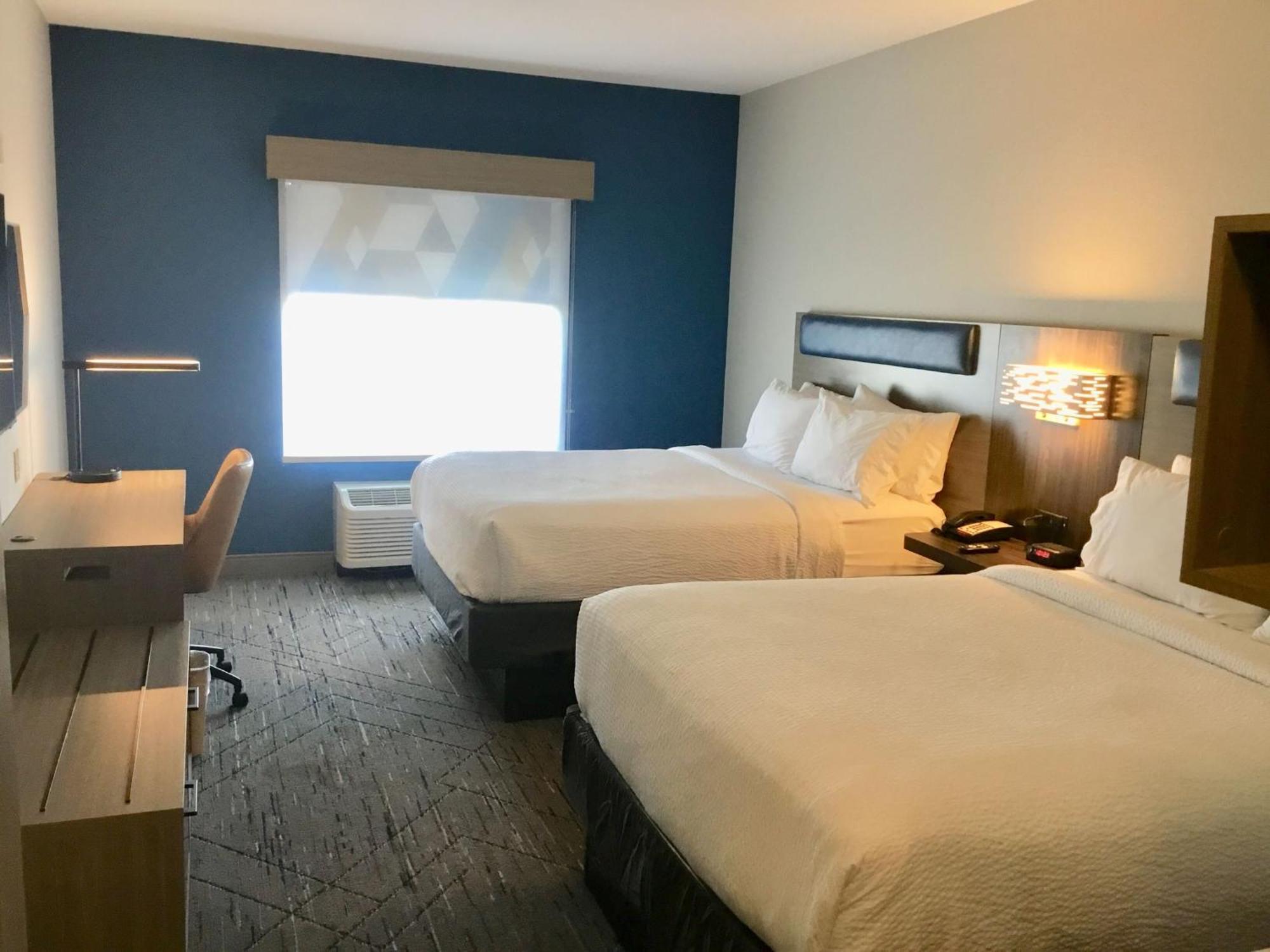 Holiday Inn Express Pratt By Ihg Екстер'єр фото