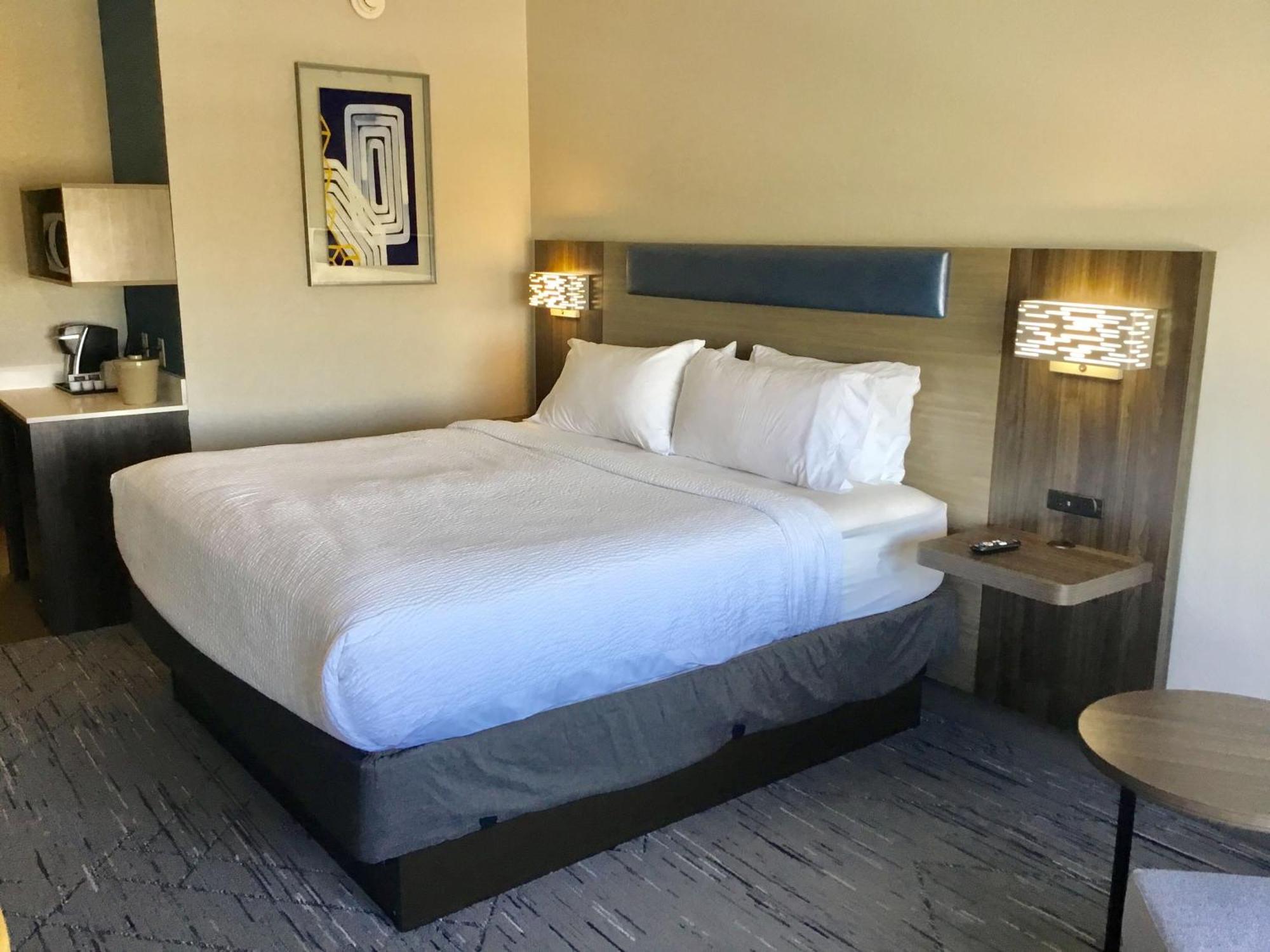 Holiday Inn Express Pratt By Ihg Екстер'єр фото
