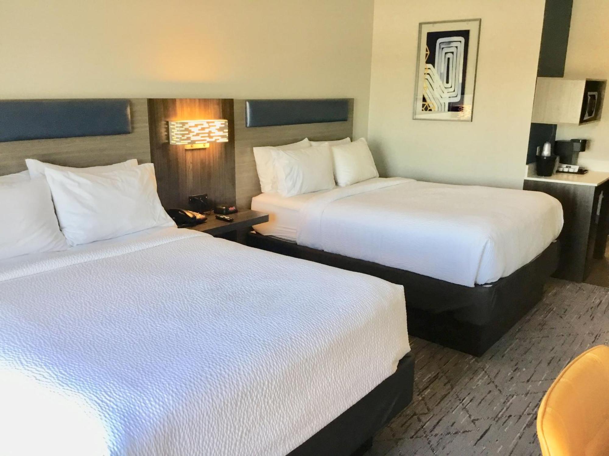 Holiday Inn Express Pratt By Ihg Екстер'єр фото