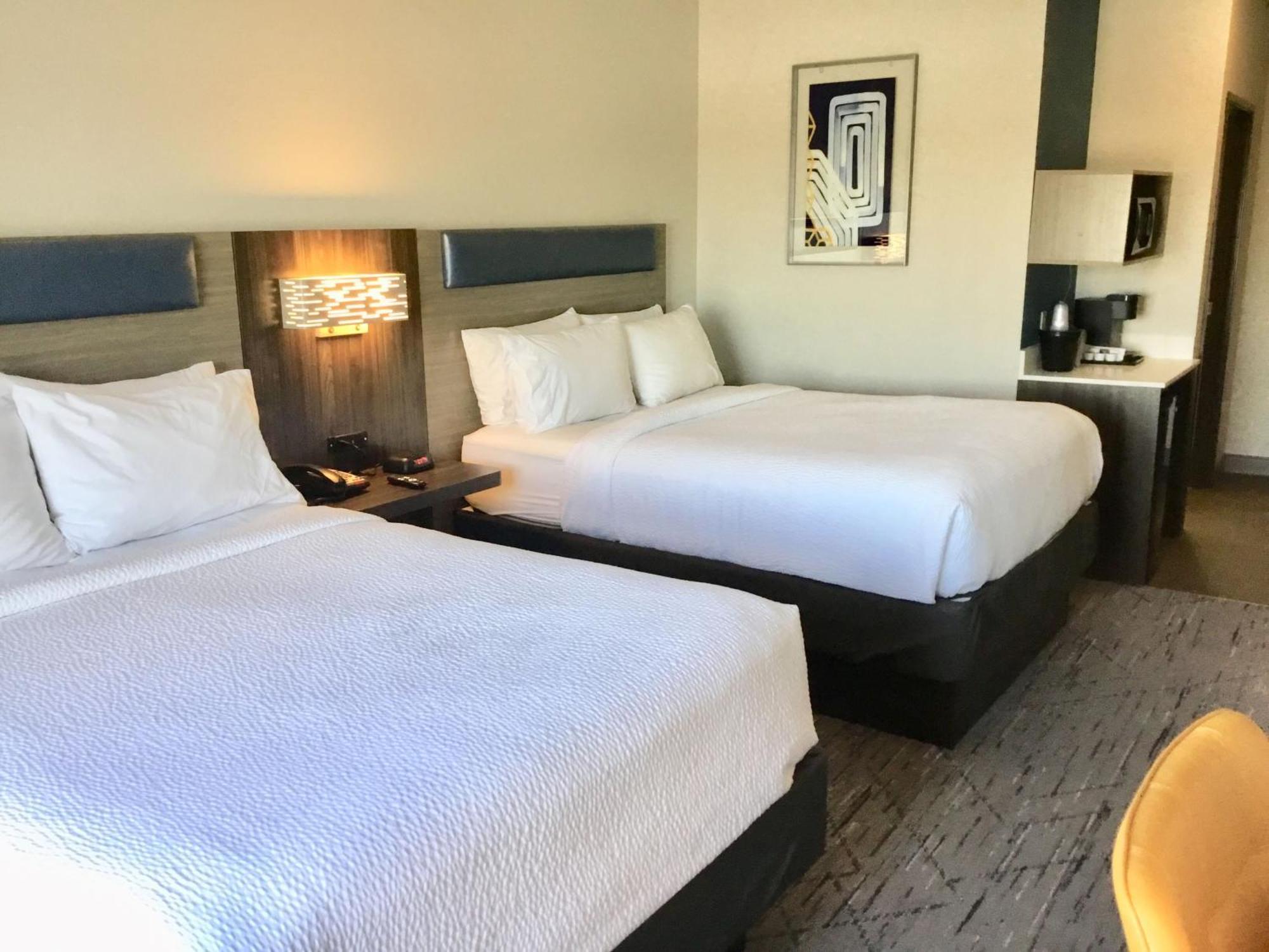 Holiday Inn Express Pratt By Ihg Екстер'єр фото