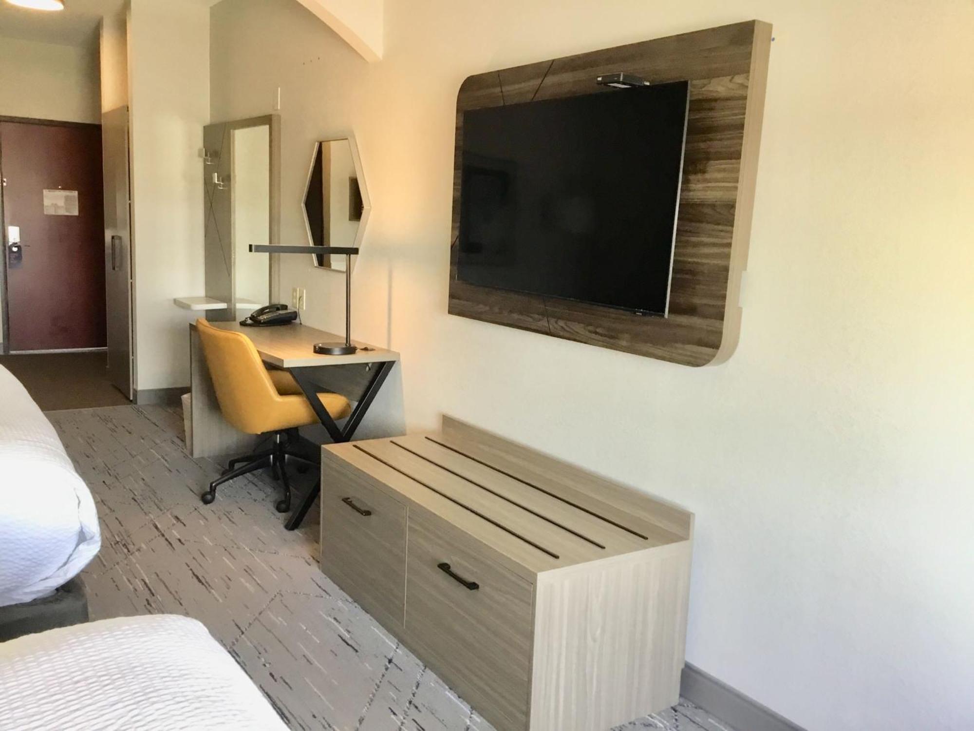 Holiday Inn Express Pratt By Ihg Екстер'єр фото