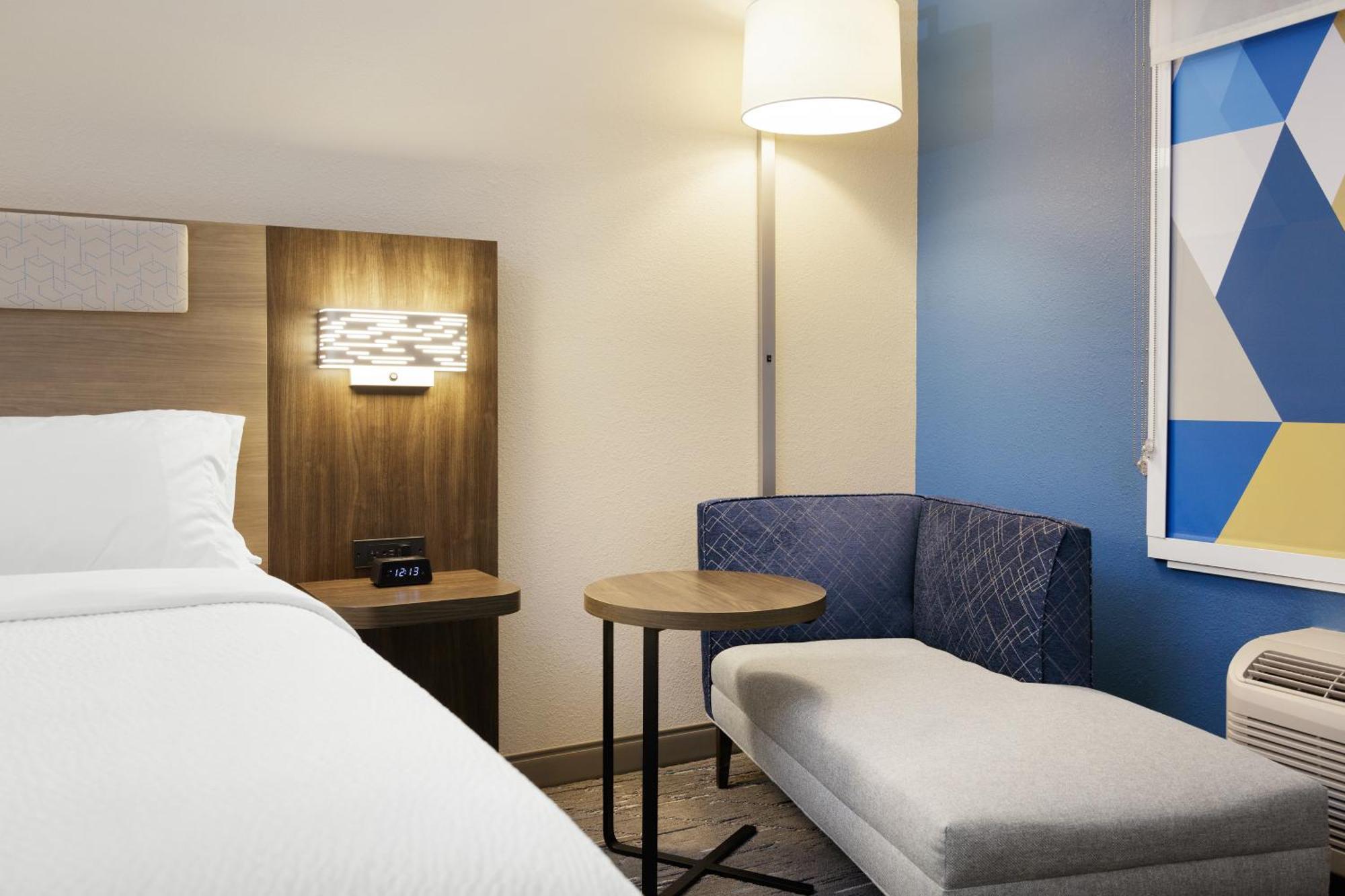 Holiday Inn Express Pratt By Ihg Екстер'єр фото