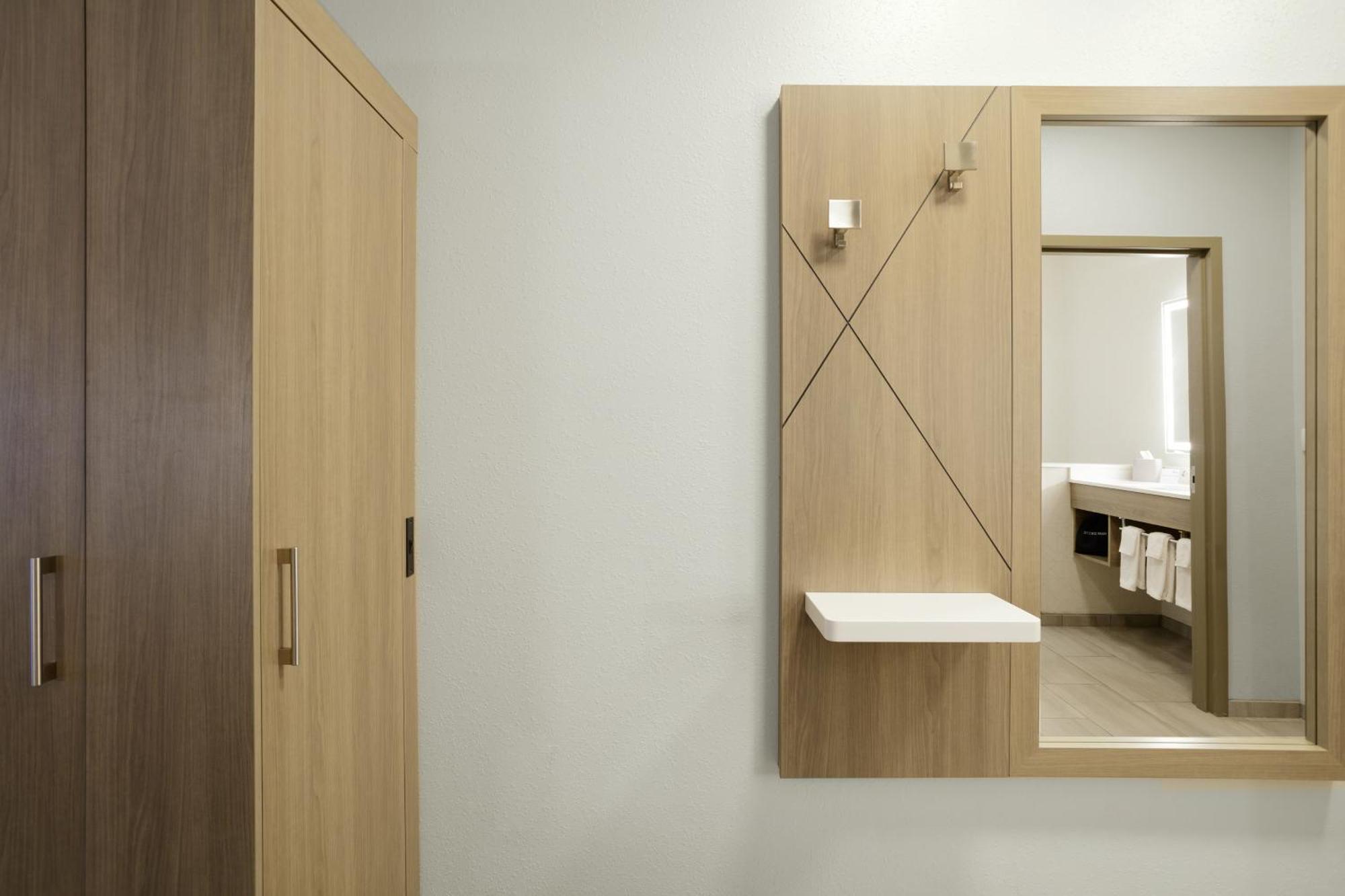 Holiday Inn Express Pratt By Ihg Екстер'єр фото