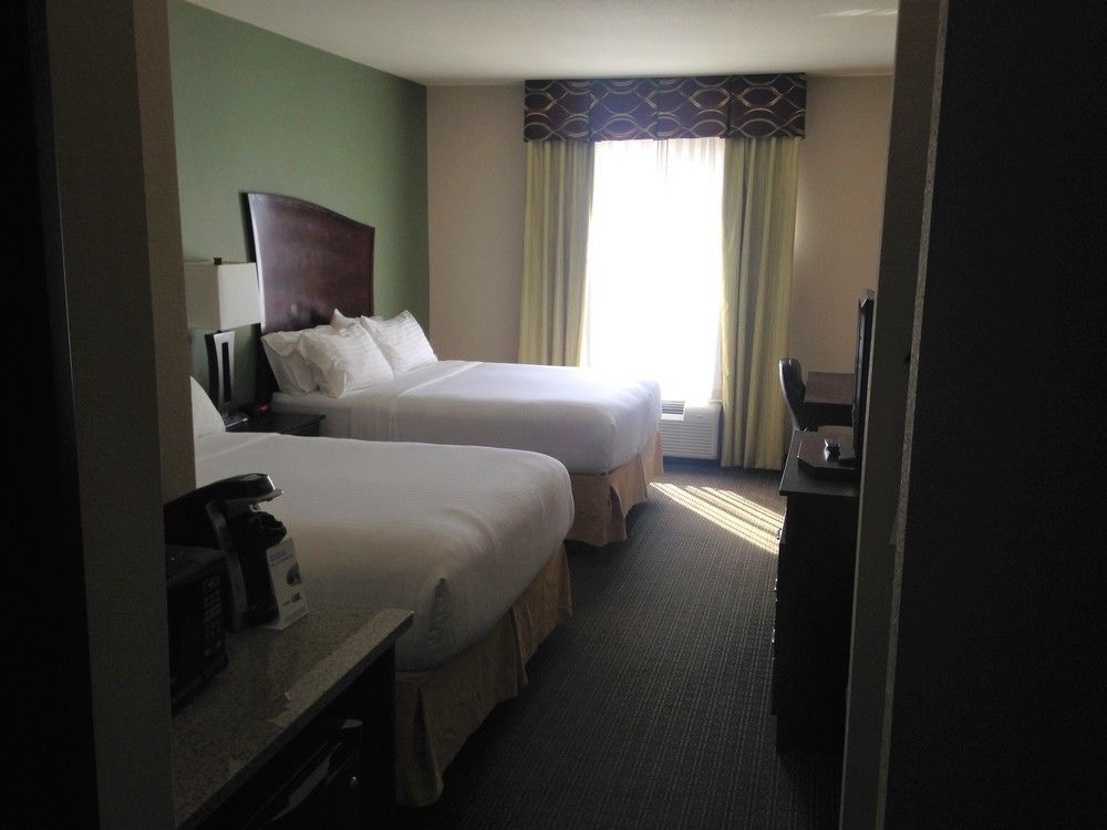 Holiday Inn Express Pratt By Ihg Екстер'єр фото